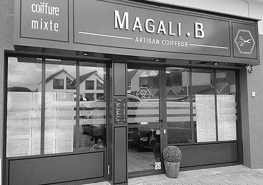 Façade du salon Magali B place Gustave Le Floch, à Lomener