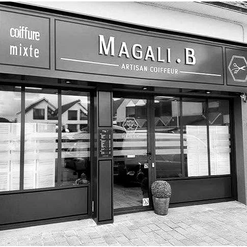 Enseigne du salon Magali B, artisan coiffeur, et son logo hexagonal