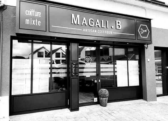 Devanture vitrée du salon de coiffure Magali B à Lomener